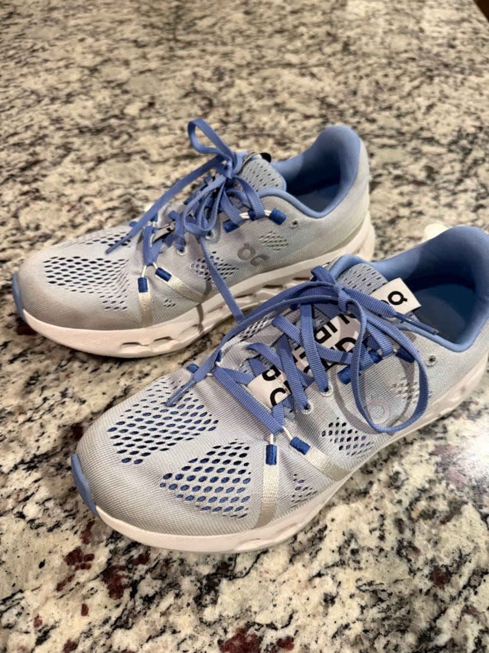 On Cloud Women’s Light Blue Athletic Running Shoes.